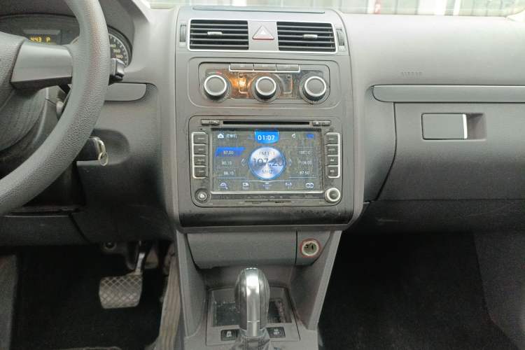 Used Volkswagen Touran 2015 1.4T DSG Comfort Edition 5 Seats Audio And AC Panel