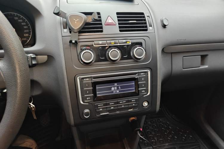 Used Volkswagen Touran 2015 1.4T Manual Fashion Edition 5-Seater Audio And AC Panel
