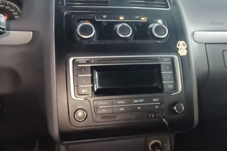 Used Volkswagen Touran 2015 1.4T DSG Comfort Edition 5 Seats Audio And AC Panel