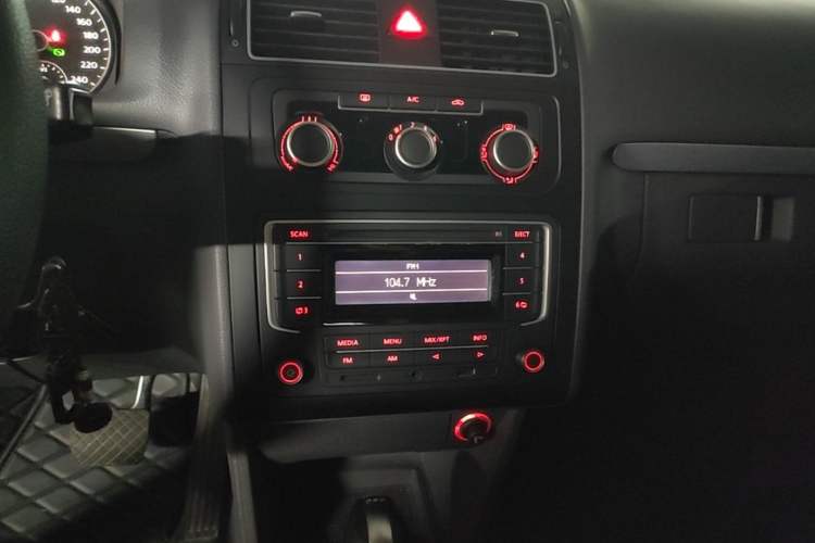 Used Volkswagen Touran 2015 1.4T DSG Comfort Edition 5 Seats Audio And AC Panel
