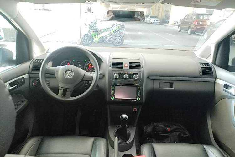 Used Volkswagen Touran 2015 1.4T Manual Fashion Edition 5-Seater Center Console