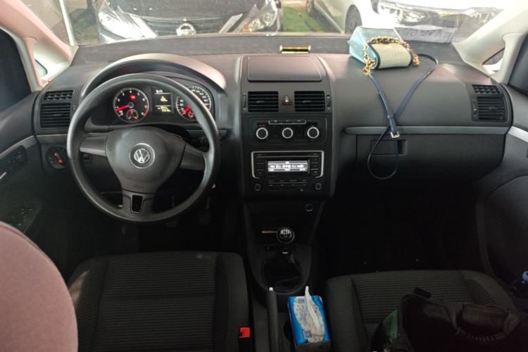 Used Volkswagen Touran 2015 1.4T Manual Fashion Edition 5-Seater Center Console