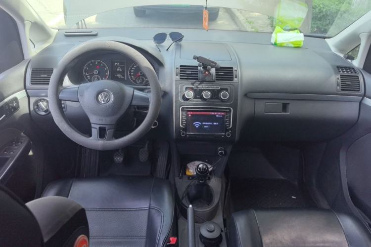 Used Volkswagen Touran 2015 1.4T Manual Fashion Edition 5-Seater Center Console