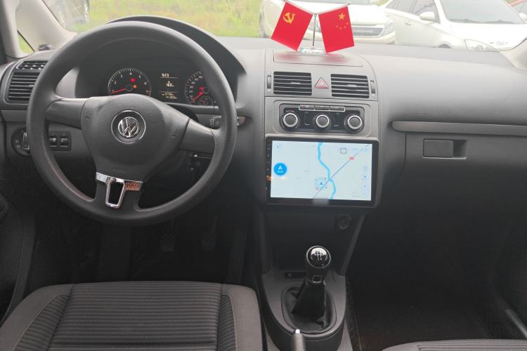 Used Volkswagen Touran 2015 1.4T Manual Fashion Edition 5-Seater Center Console