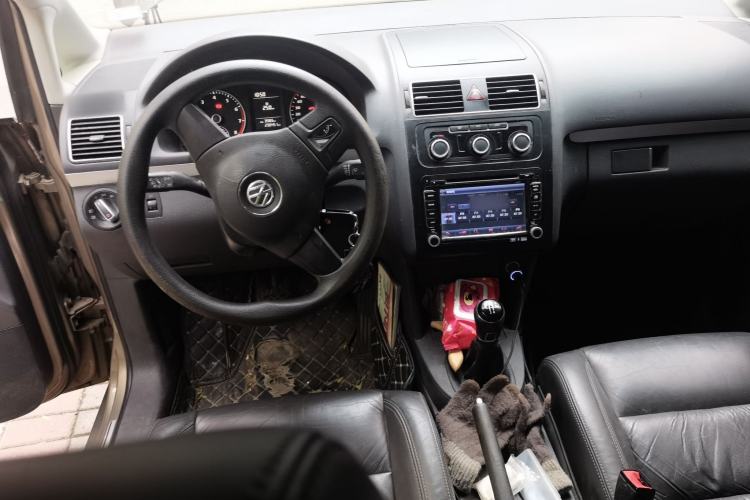 Used Volkswagen Touran 2015 1.4T Manual Comfort Edition 5-Seater Center Console