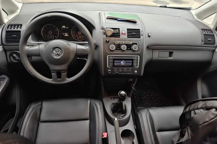 Used Volkswagen Touran 2015 1.4T Manual Fashion Edition 5-Seater Center Console
