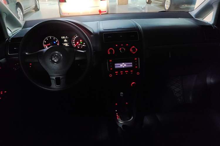 Used Volkswagen Touran 2015 1.4T DSG Comfort Edition 5 Seats Center Console