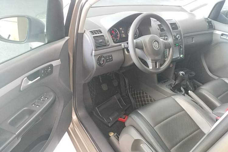 Used Volkswagen Touran 2015 1.4T Manual Fashion Edition 5-Seater Driver Seat