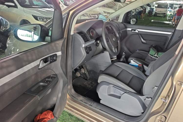 Used Volkswagen Touran 2015 1.4T Manual Fashion Edition 5-Seater Driver Seat