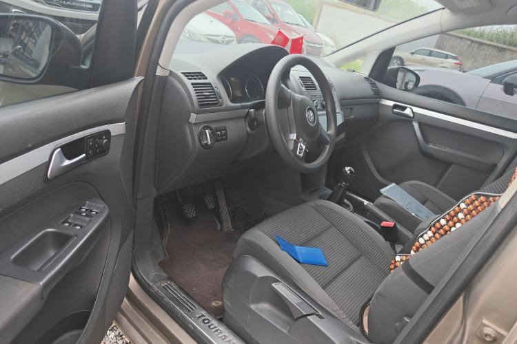Used Volkswagen Touran 2015 1.4T Manual Fashion Edition 5-Seater Driver Seat