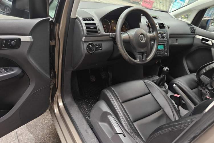 Used Volkswagen Touran 2015 1.4T Manual Fashion Edition 5-Seater Driver Seat
