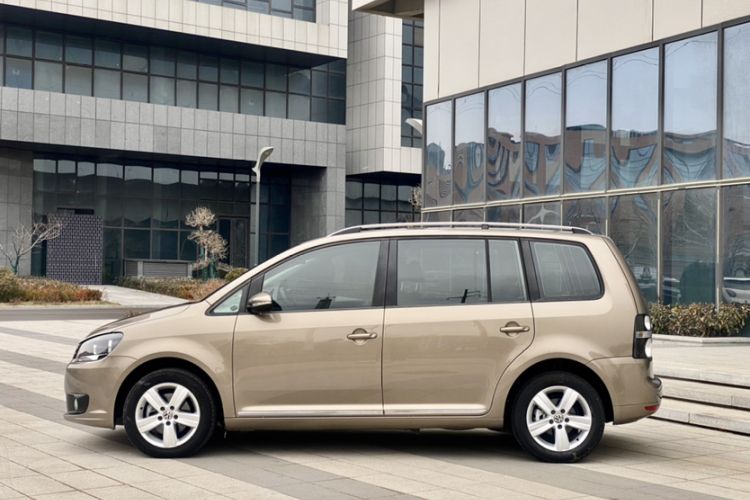 Used Volkswagen Touran 2015 1.4T Manual Comfort Edition 5-Seater Exterior 4