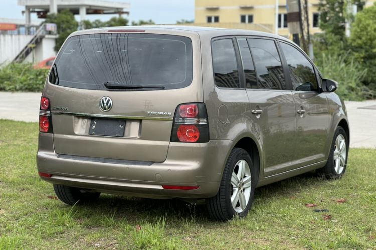 Used Volkswagen Touran 2015 1.4T Manual Fashion Edition 5-Seater Exterior 4