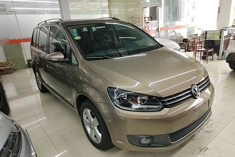 Used Volkswagen Touran 2015 1.4T DSG Comfort Edition 5 Seats Front Right 45 Deg