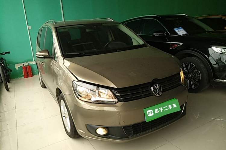 Used Volkswagen Touran 2015 1.4T DSG Comfort Edition 5 Seats Front Right 45 Deg