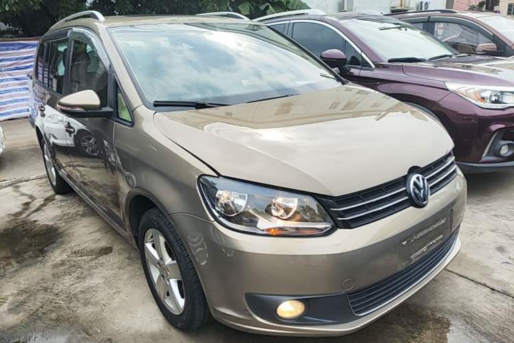 Used Volkswagen Touran 2015 1.4T DSG Comfort Edition 5 Seats Front Right 45 Deg
