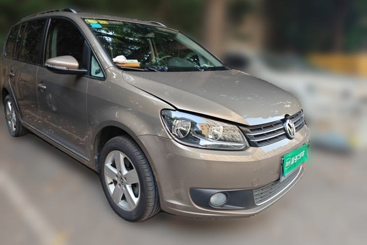 Used Volkswagen Touran 2015 1.4T DSG Comfort Edition 5 Seats Front Right 45 Deg