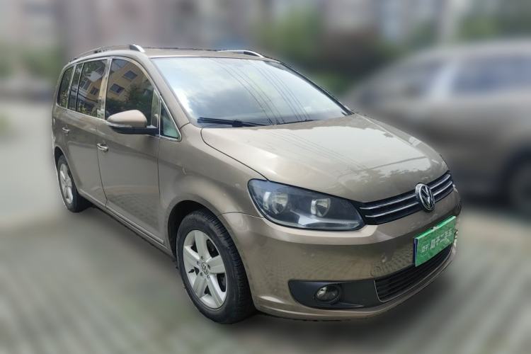 Used Volkswagen Touran 2015 1.4T DSG Comfort Edition 5 Seats Front Right 45 Deg