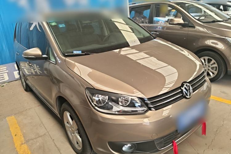 Used Volkswagen Touran 2015 1.4T DSG Comfort Edition 5 Seats Front Right 45 Deg