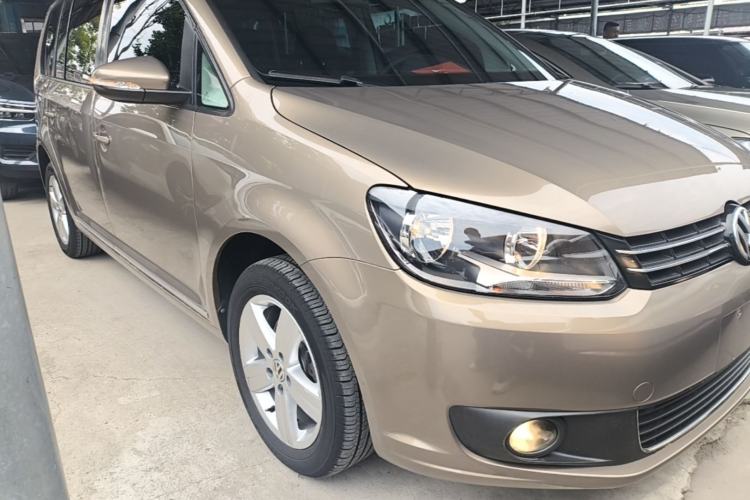 Used Volkswagen Touran 2015 1.4T DSG Comfort Edition 5 Seats Front Right 45 Deg