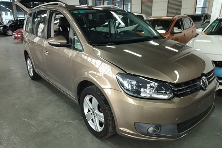 Used Volkswagen Touran 2015 1.4T DSG Comfort Edition 5 Seats Front Right 45 Deg