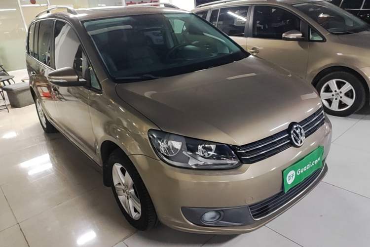 Used Volkswagen Touran 2015 1.4T DSG Comfort Edition 5 Seats Front Right 45 Deg