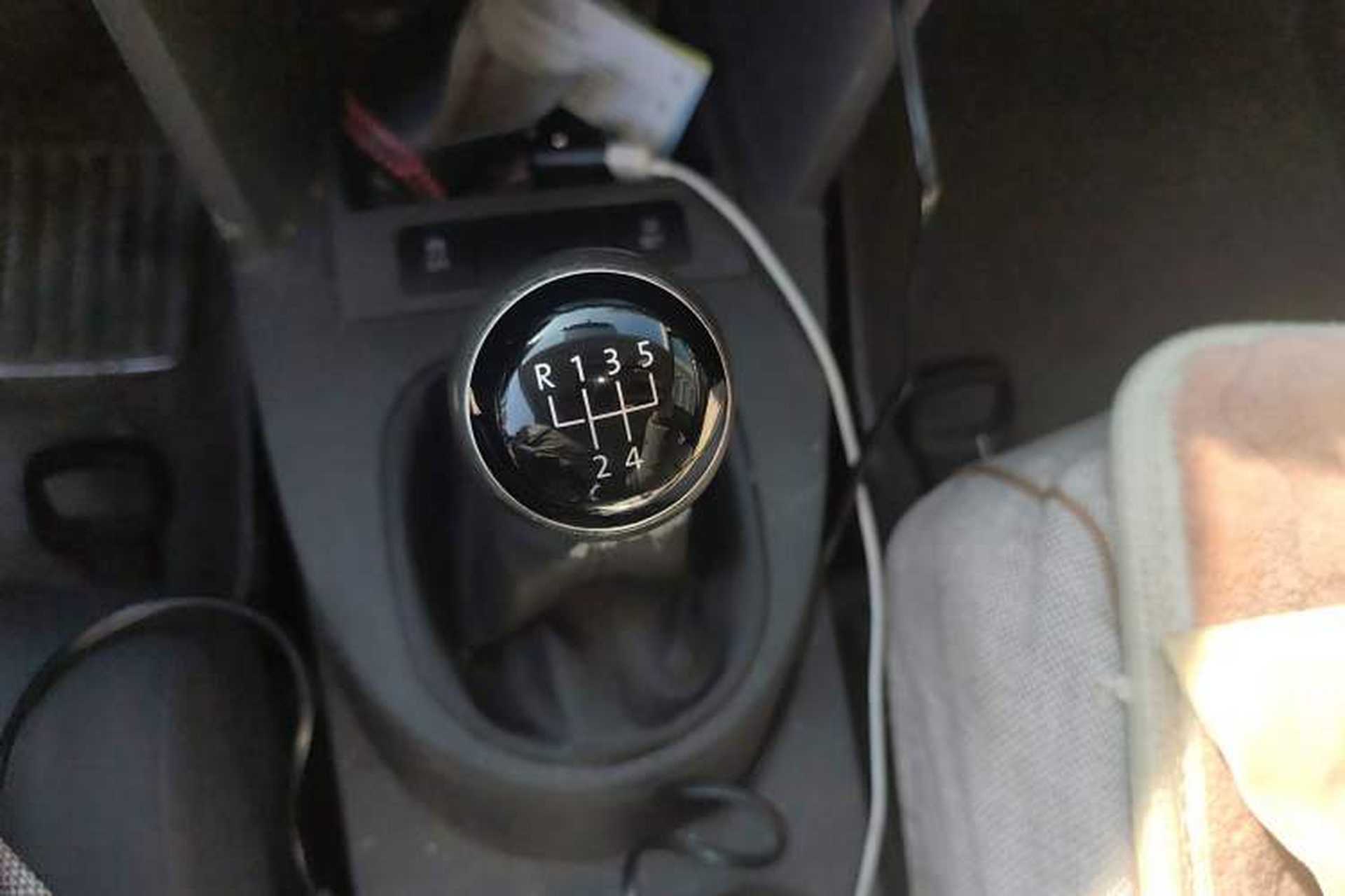 Used Volkswagen Touran 2015 1.4T Manual Fashion Edition 5-Seater Gear Lever