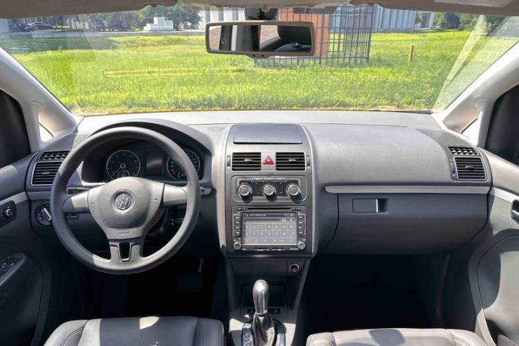 Used Volkswagen Touran 2015 1.4T DSG Comfort Edition 5 Seats Interior 1