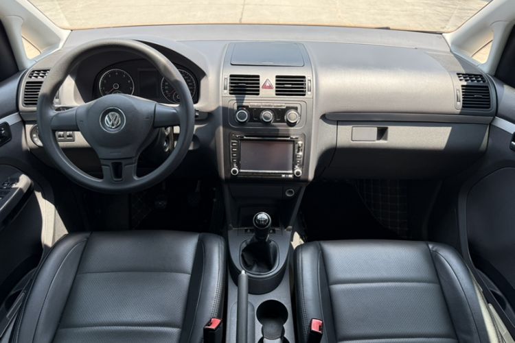 Used Volkswagen Touran 2015 1.4T Manual Fashion Edition 5-Seater Interior 3