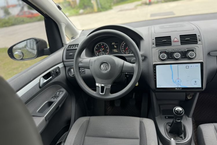 Used Volkswagen Touran 2015 1.4T Manual Fashion Edition 5-Seater Interior 3