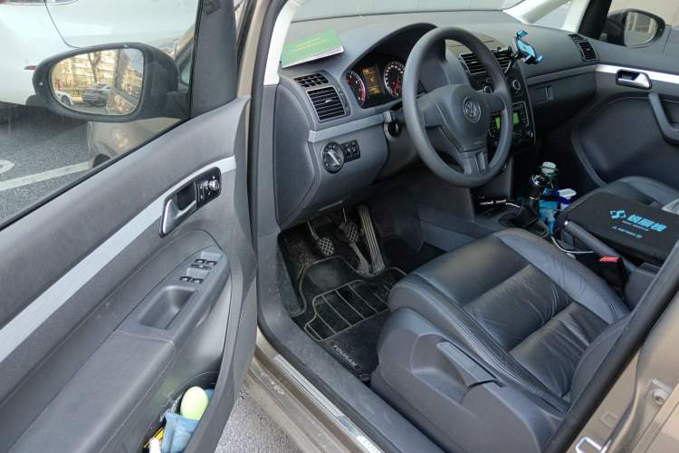 Used Volkswagen Touran 2015 1.4T Manual Comfort Edition 5-Seater Interior 3