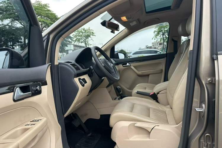 Used Volkswagen Touran 2015 1.4T DSG Comfort Edition 5 Seats Interior 4