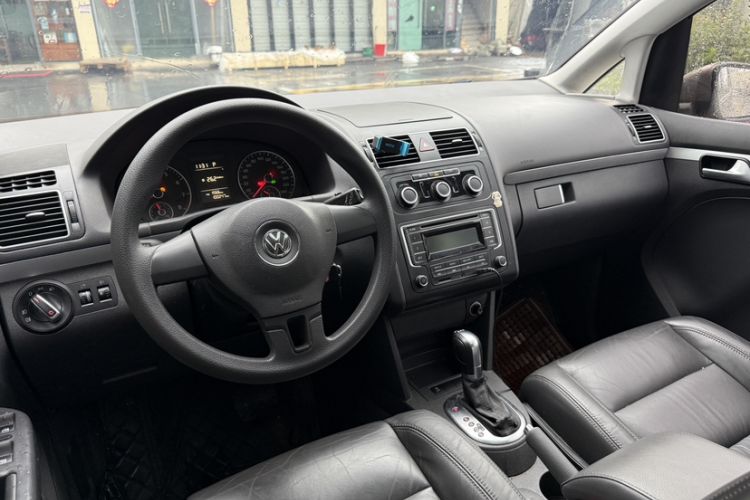 Used Volkswagen Touran 2015 1.4T DSG Comfort Edition 5 Seats Interior 4