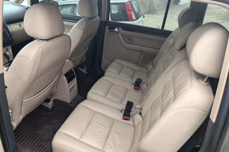 Used Volkswagen Touran 2015 1.4T DSG Comfort Edition 5 Seats Interior 4