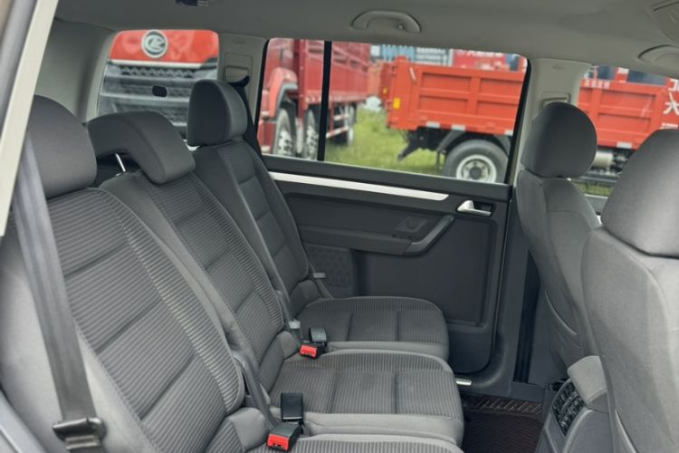 Used Volkswagen Touran 2015 1.4T Manual Fashion Edition 5-Seater Interior 5