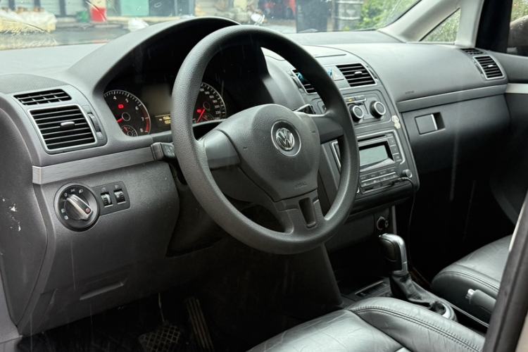 Used Volkswagen Touran 2015 1.4T DSG Comfort Edition 5 Seats Interior 5