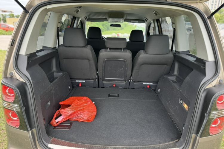 Used Volkswagen Touran 2015 1.4T Manual Fashion Edition 5-Seater Interior 6