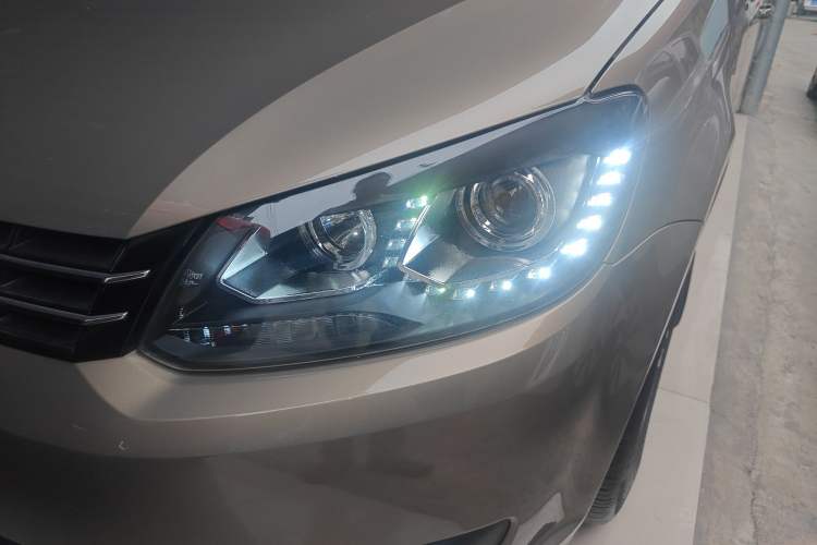 Used Volkswagen Touran 2015 1.4T DSG Comfort Edition 5 Seats Left Front Headlight