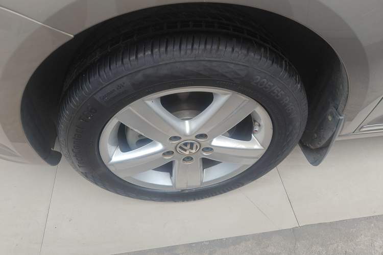 Used Volkswagen Touran 2015 1.4T DSG Comfort Edition 5 Seats Left Front Wheel Hub