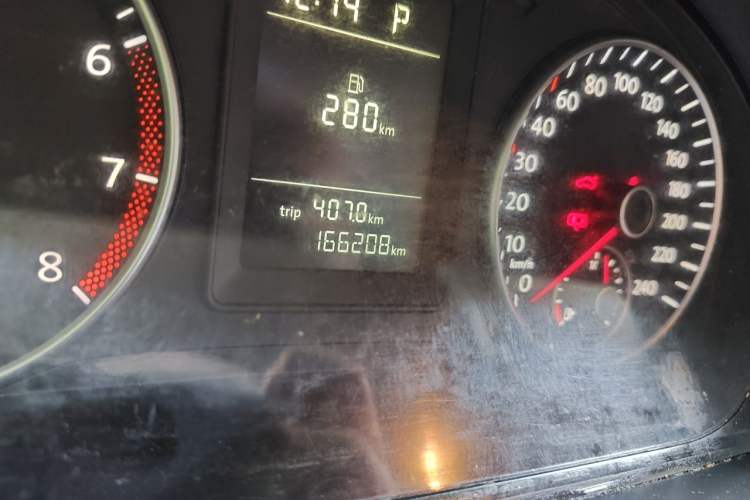 Used Volkswagen Touran 2015 1.4T DSG Comfort Edition 5 Seats Odometer Close Up