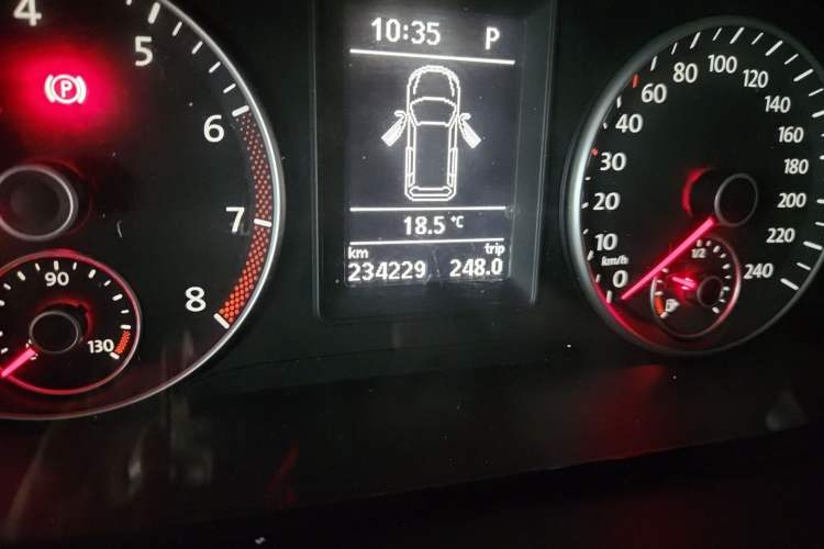 Used Volkswagen Touran 2015 1.4T DSG Flagship Edition 5-seater Odometer Close Up