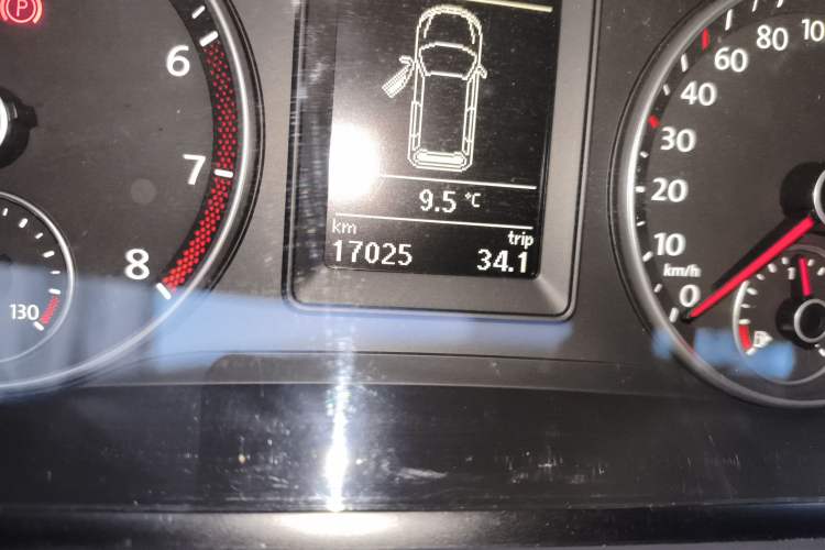 Used Volkswagen Touran 2015 1.4T DSG Luxury Edition 5-Seater Odometer Close Up