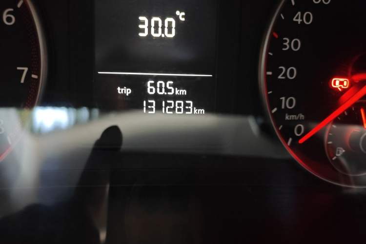 Used Volkswagen Touran 2015 1.4T DSG Comfort Edition 5 Seats Odometer Close Up