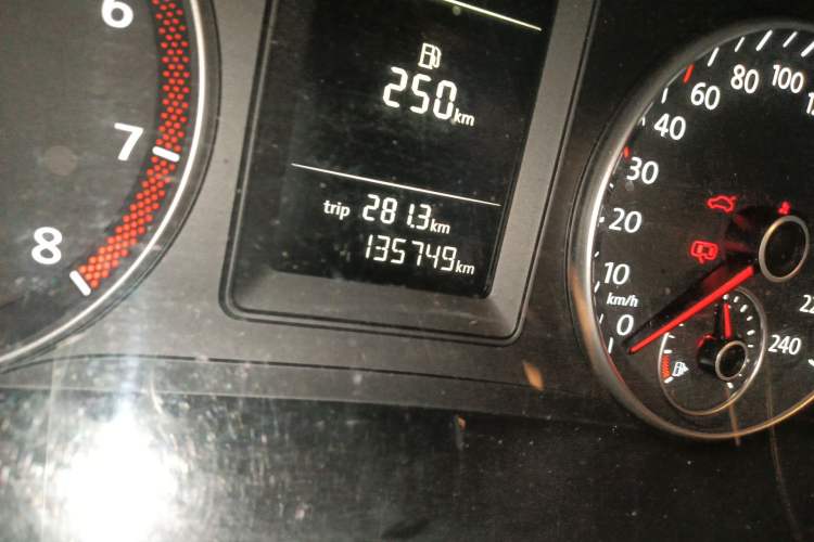 Used Volkswagen Touran 2015 1.4T DSG Comfort Edition 5 Seats Odometer Close Up