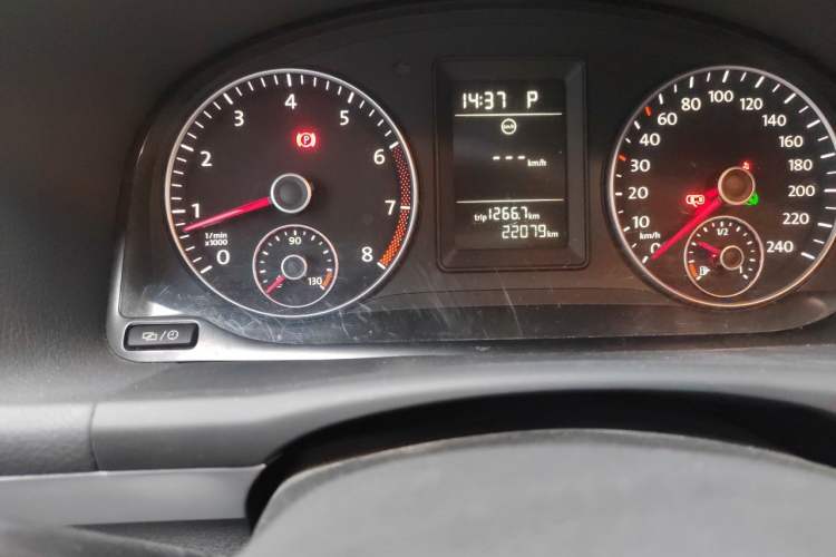 Used Volkswagen Touran 2015 1.4T DSG Comfort Edition 5 Seats Odometer Close Up