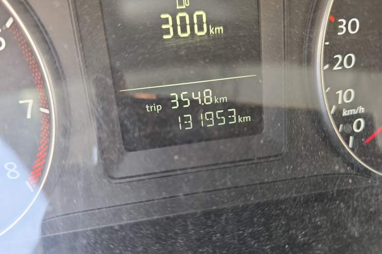 Used Volkswagen Touran 2015 1.4T Manual Fashion Edition 5-Seater Odometer Close Up