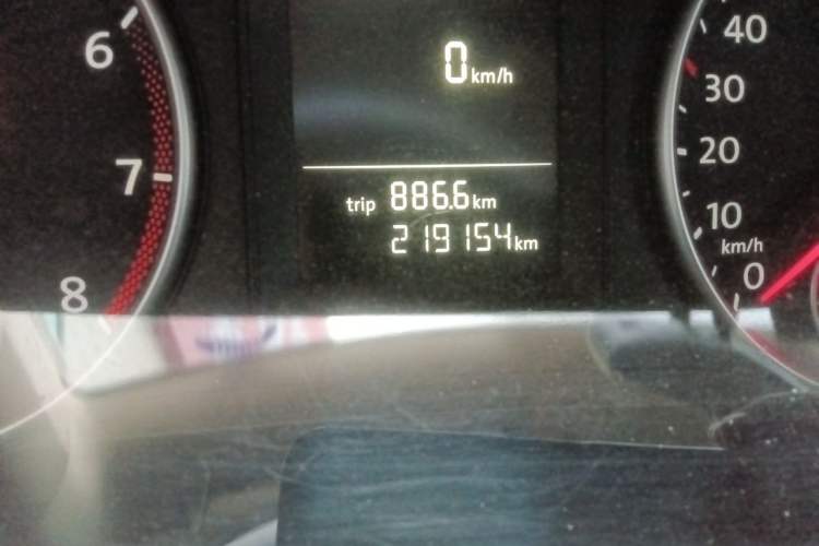 Used Volkswagen Touran 2015 1.4T DSG Comfort Edition 5 Seats Odometer Close Up