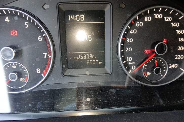 Used Volkswagen Touran 2015 1.4T Manual Comfort Edition 5-Seater Odometer Close Up