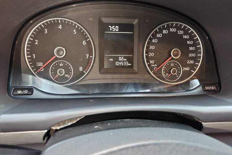 Used Volkswagen Touran 2015 1.4T Manual Fashion Edition 5-Seater Odometer Close Up