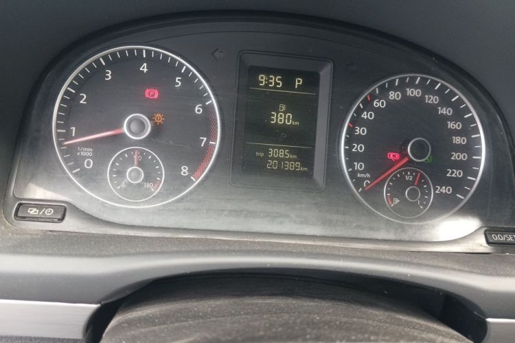 Used Volkswagen Touran 2015 1.4T DSG Comfort Edition 5 Seats Odometer Close Up